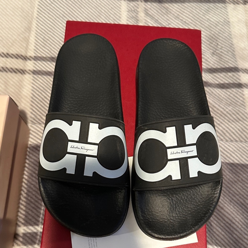 Salvatore Ferragamo slides size 6